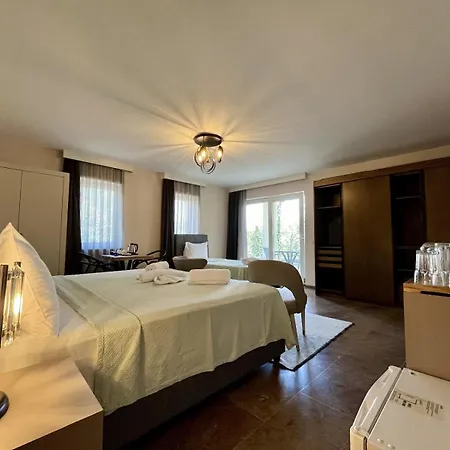 Отель Farrys Boutique & Club - *