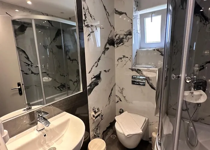 Farrys Boutique & Club - 얄리카베크