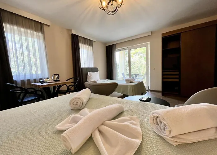 Farrys Boutique & Club - *