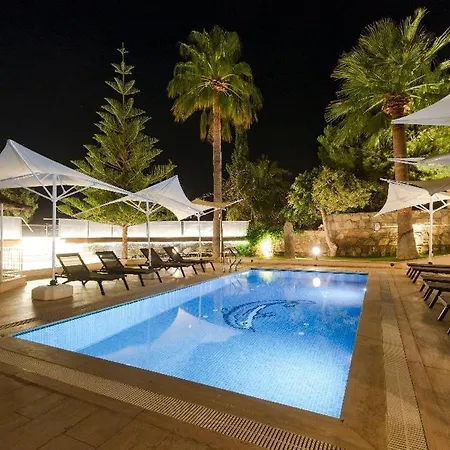 Farrys Boutique & Club - Яликовак