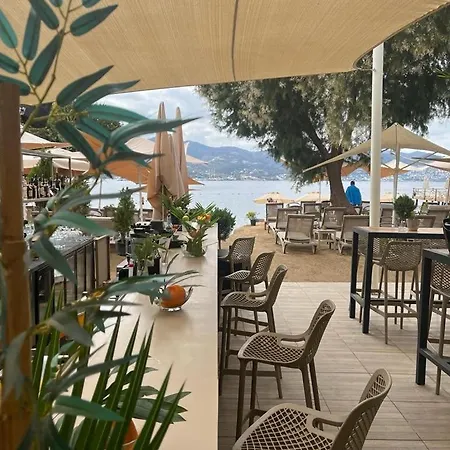 Farrys Boutique & Club - Отель *