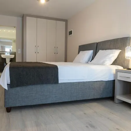Отель Farrys Boutique & Club -